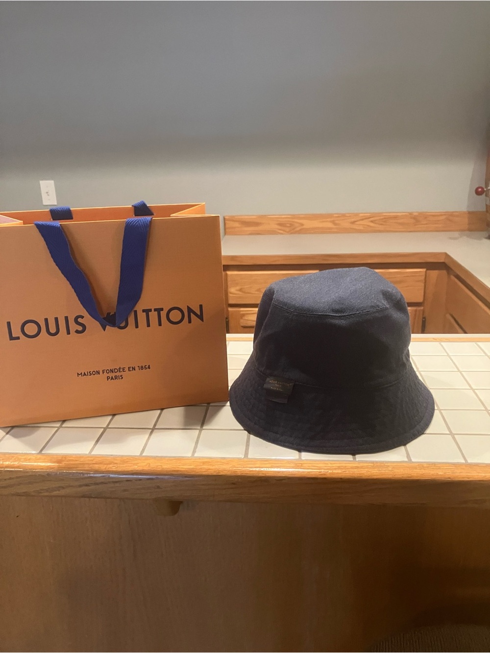 Louis Vuitton Black Monogram rain bucket hat reverses into a denim hat - Picture 7 of 15